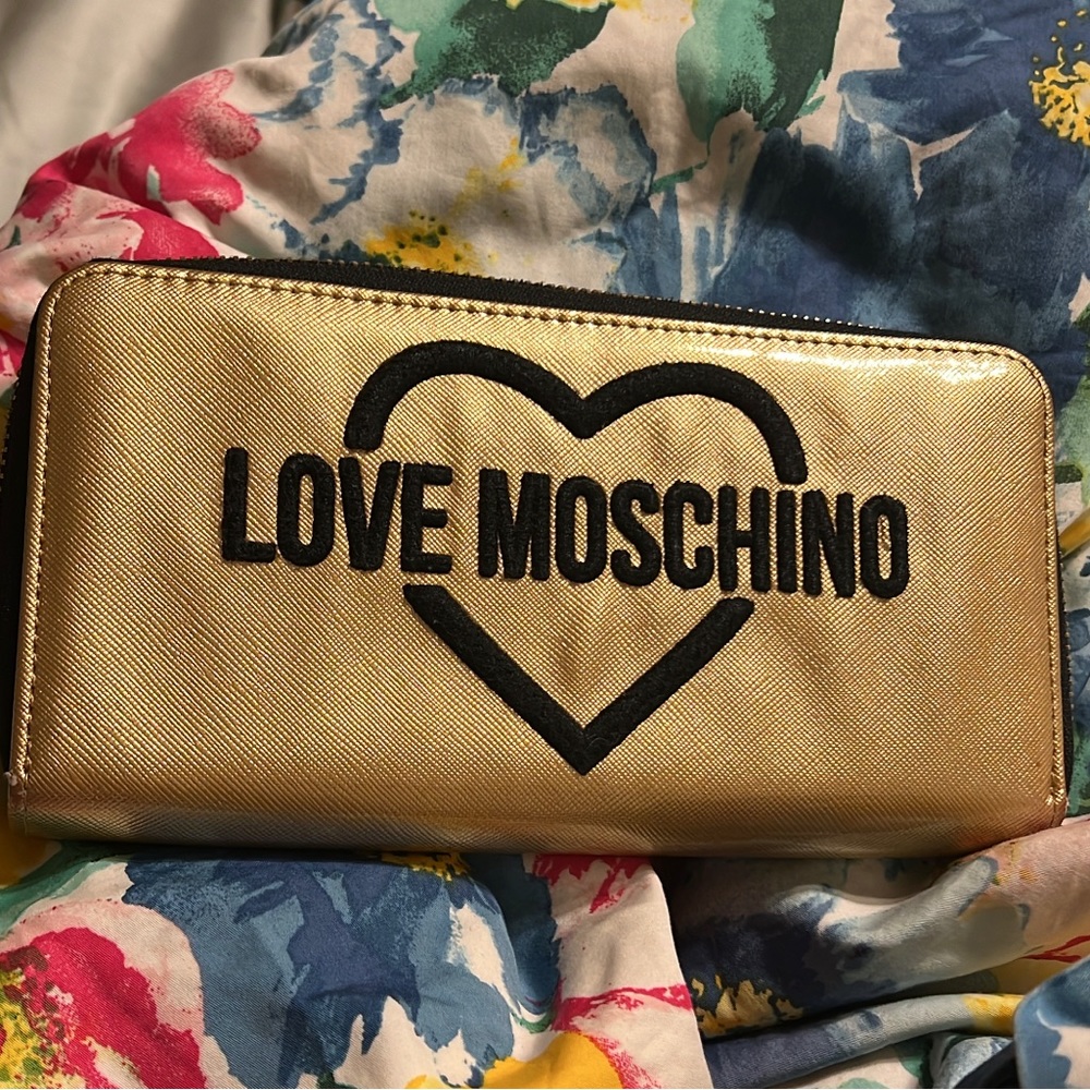 Love moschino wallet in gold preloved condition has lots of slots